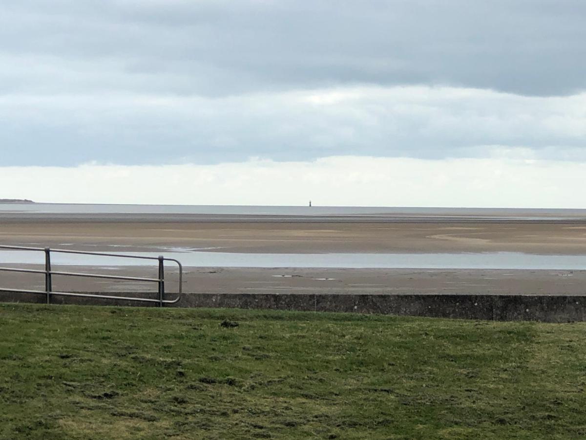 Cockledora, A Luxury Ground Floor Beachfront Apartment Llanelli Buitenkant foto