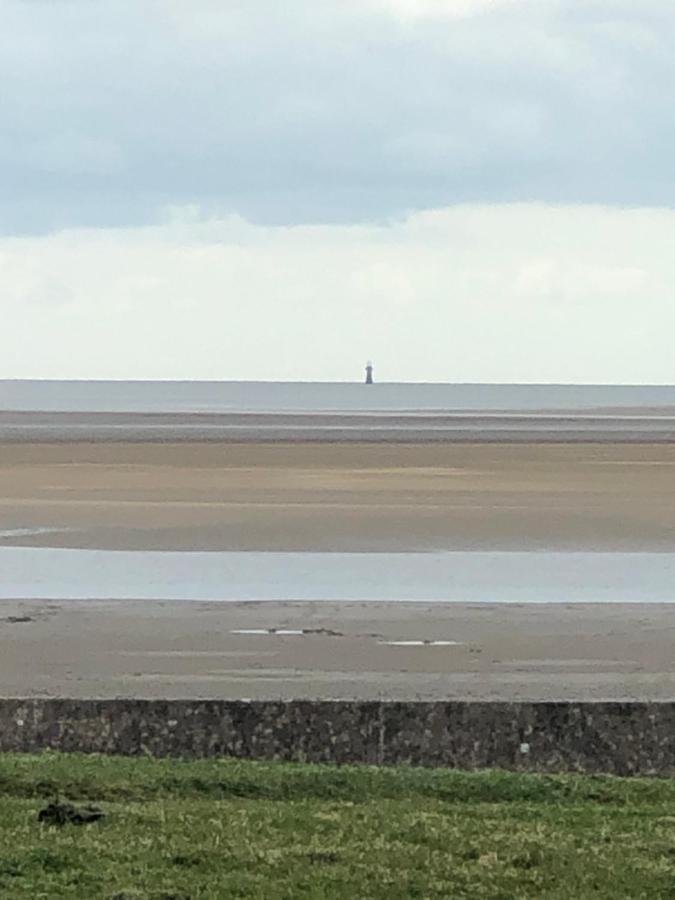Cockledora, A Luxury Ground Floor Beachfront Apartment Llanelli Buitenkant foto