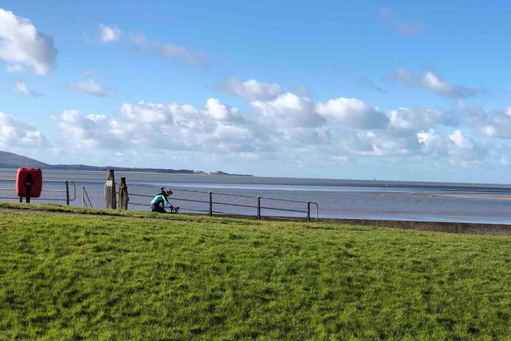 Cockledora, A Luxury Ground Floor Beachfront Apartment Llanelli Buitenkant foto