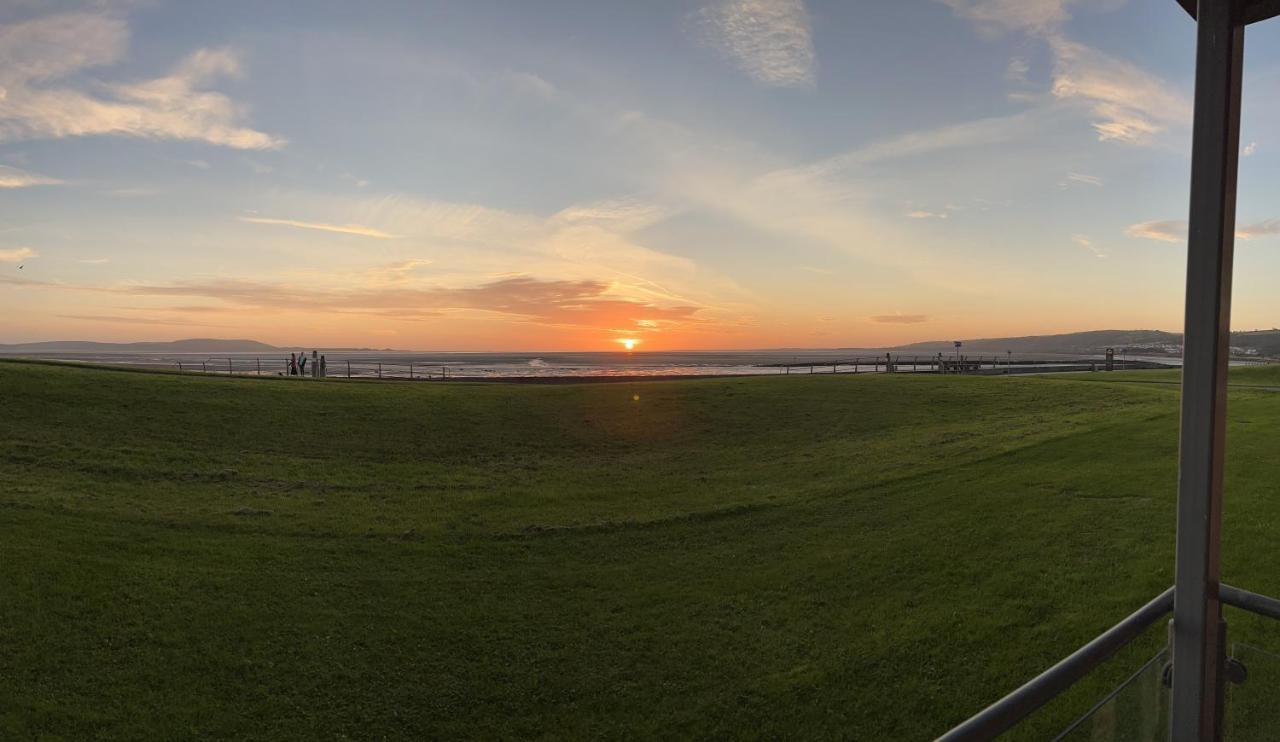 Cockledora, A Luxury Ground Floor Beachfront Apartment Llanelli Buitenkant foto
