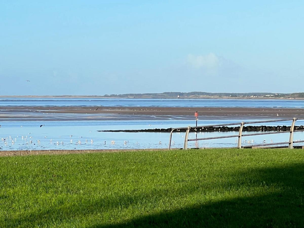 Cockledora, A Luxury Ground Floor Beachfront Apartment Llanelli Buitenkant foto
