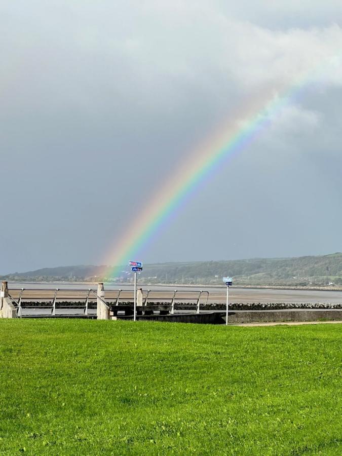 Cockledora, A Luxury Ground Floor Beachfront Apartment Llanelli Buitenkant foto