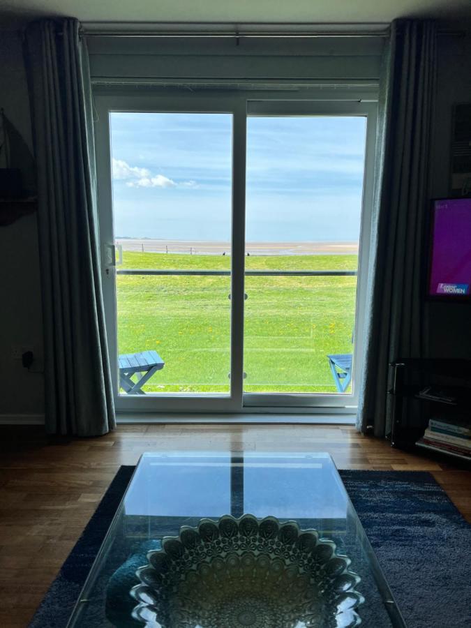 Cockledora, A Luxury Ground Floor Beachfront Apartment Llanelli Buitenkant foto