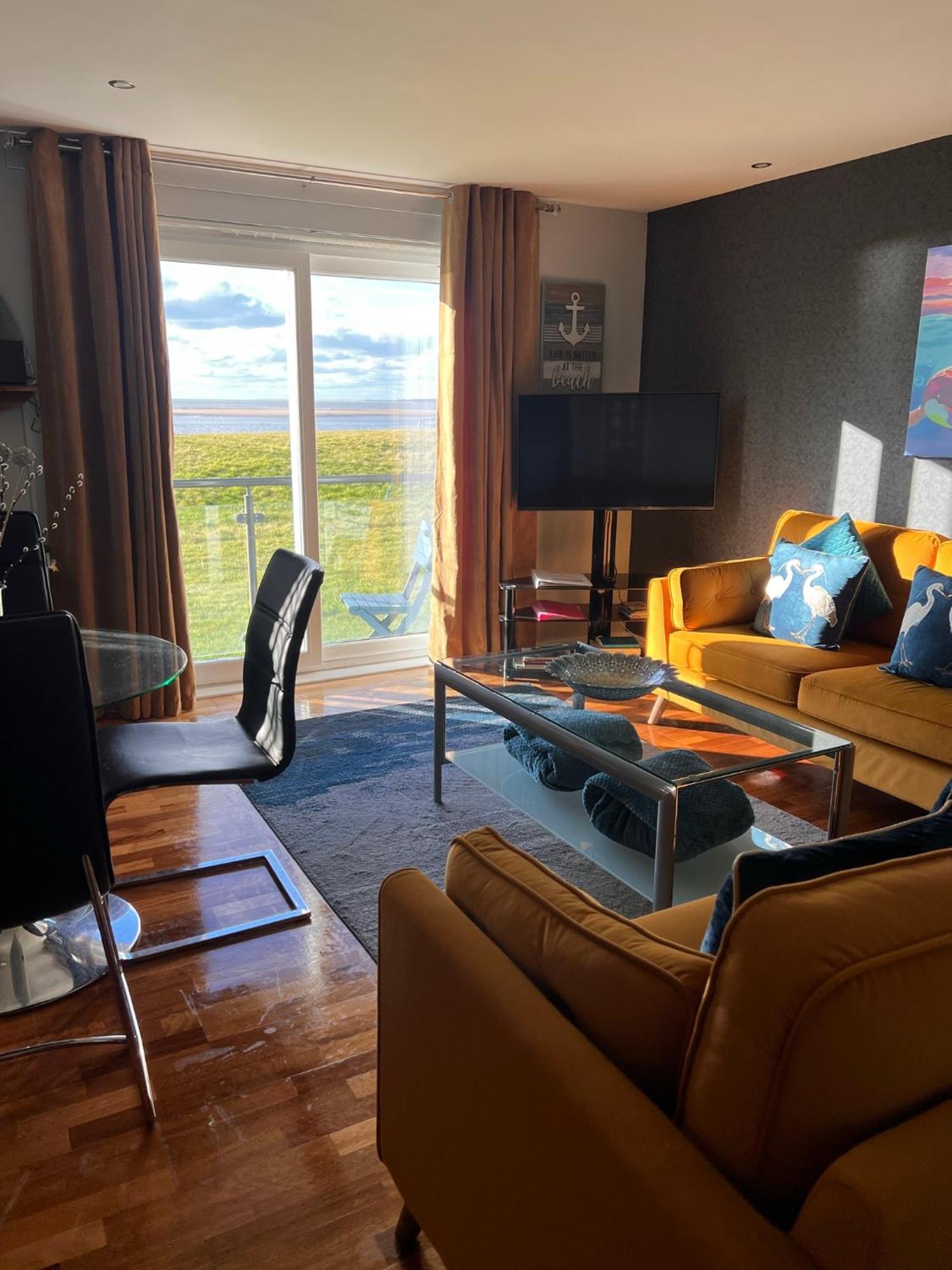 Cockledora, A Luxury Ground Floor Beachfront Apartment Llanelli Buitenkant foto